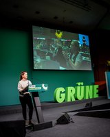 Katja Behrendt trägt auf der Bühne der LDK den Telgter Antrag vor