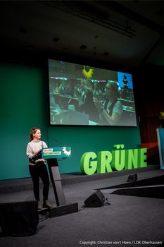 Katja Behrendt trägt auf der Bühne der LDK den Telgter Antrag vor